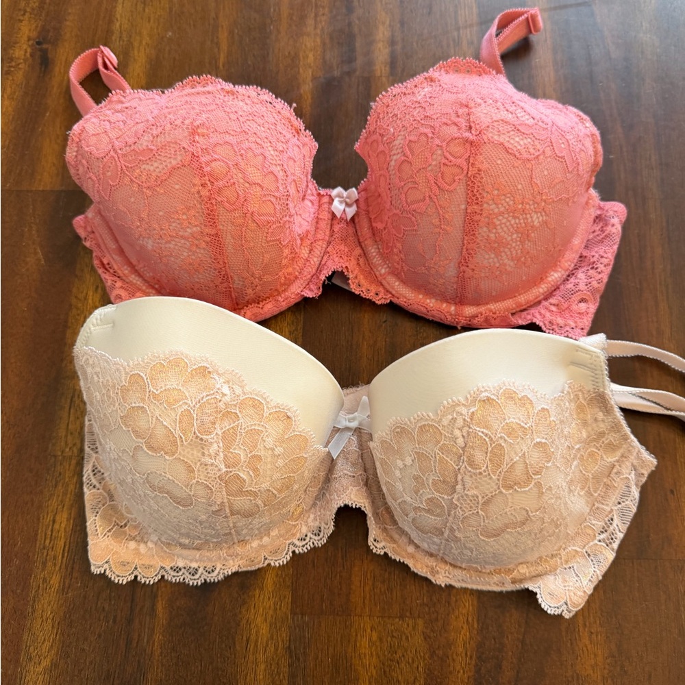 Demi lined Victoria's Secret bra lot